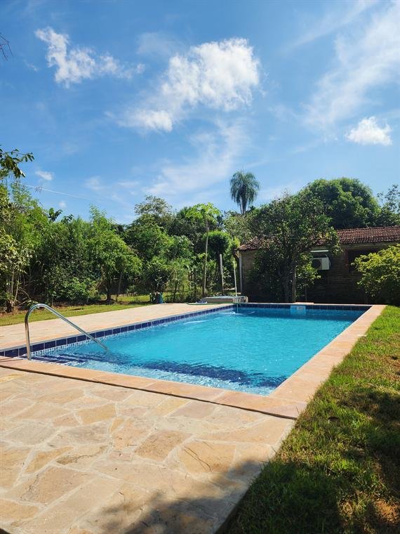 Piscina con borde de laja