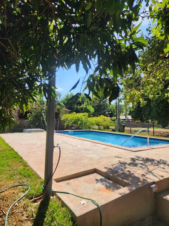 Piscina con borde de laja