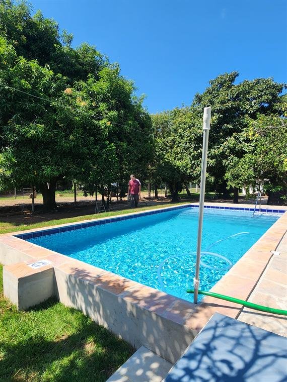 Piscina con borde de laja
