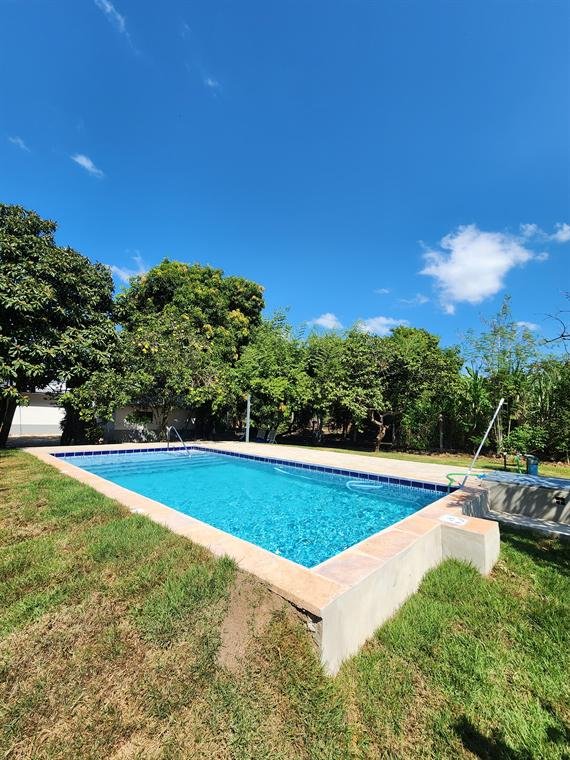 Piscina con borde de laja