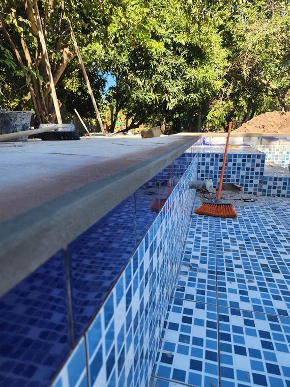 Piscina con borde de laja